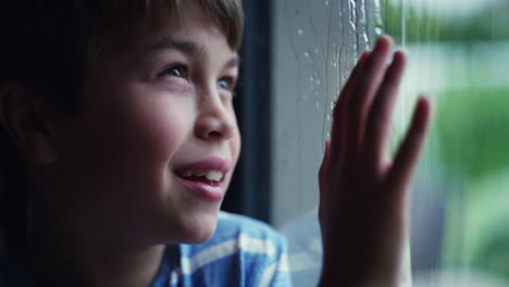 Jugando-A-Conectar-Los-Puntos-Con-Las-Gotas-De-Lluvia