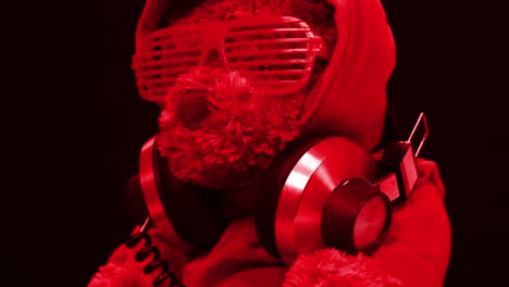 dj de oso de peluche con luces de neón