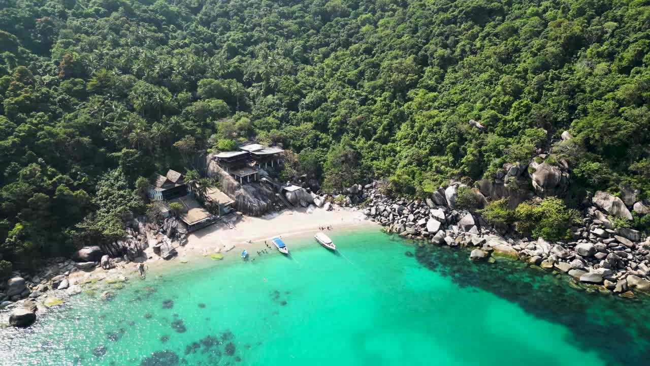 맨고 베이 (mango bay) 에 있는 바가에 있는 오두막집, 태국 (thailand) 의 코타오 섬, 해변에 있는 관광객들과 함께, 공중에서 내려오는 접근 촬영