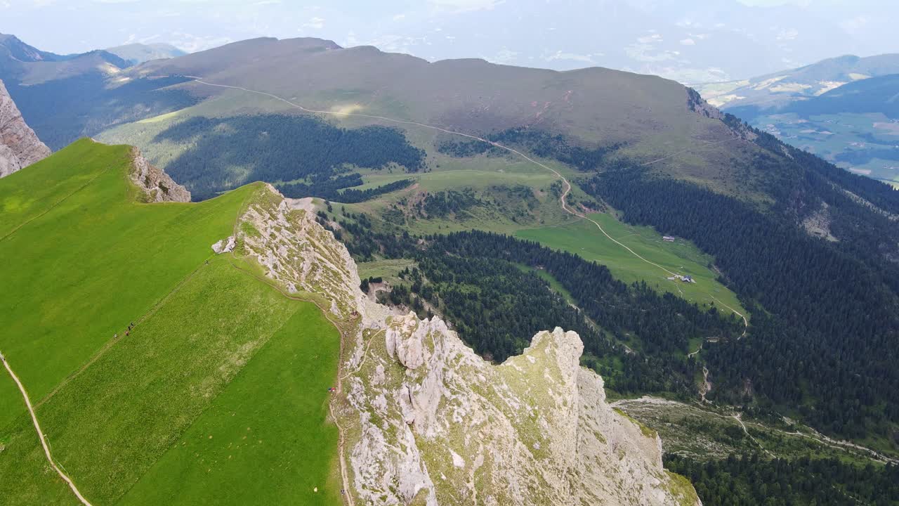 vista aérea de la cresta de seceda en las dolomitas, senderos populares y acantilados dramáticos