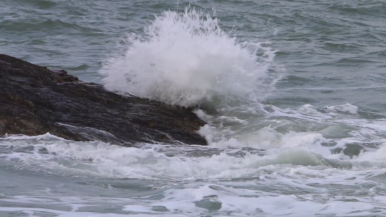 파도에 부서지는 파도