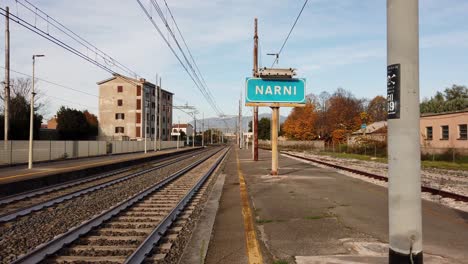 En-La-Plataforma-De-La-Estación-De-Tren-De-Narni-En-Umbría,-Italia-Central