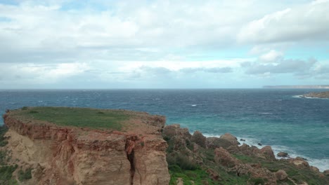 Antena:-Hermoso-Cielo-Azul-Con-Mar-Mediterráneo-Cerca-De-La-Roca-Il-qarraba-En-Malta