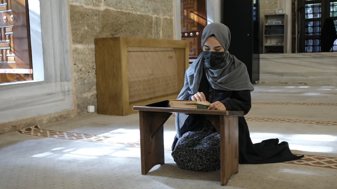 이슬람의 가르침은 꾸란에 기록되어 있습니다.