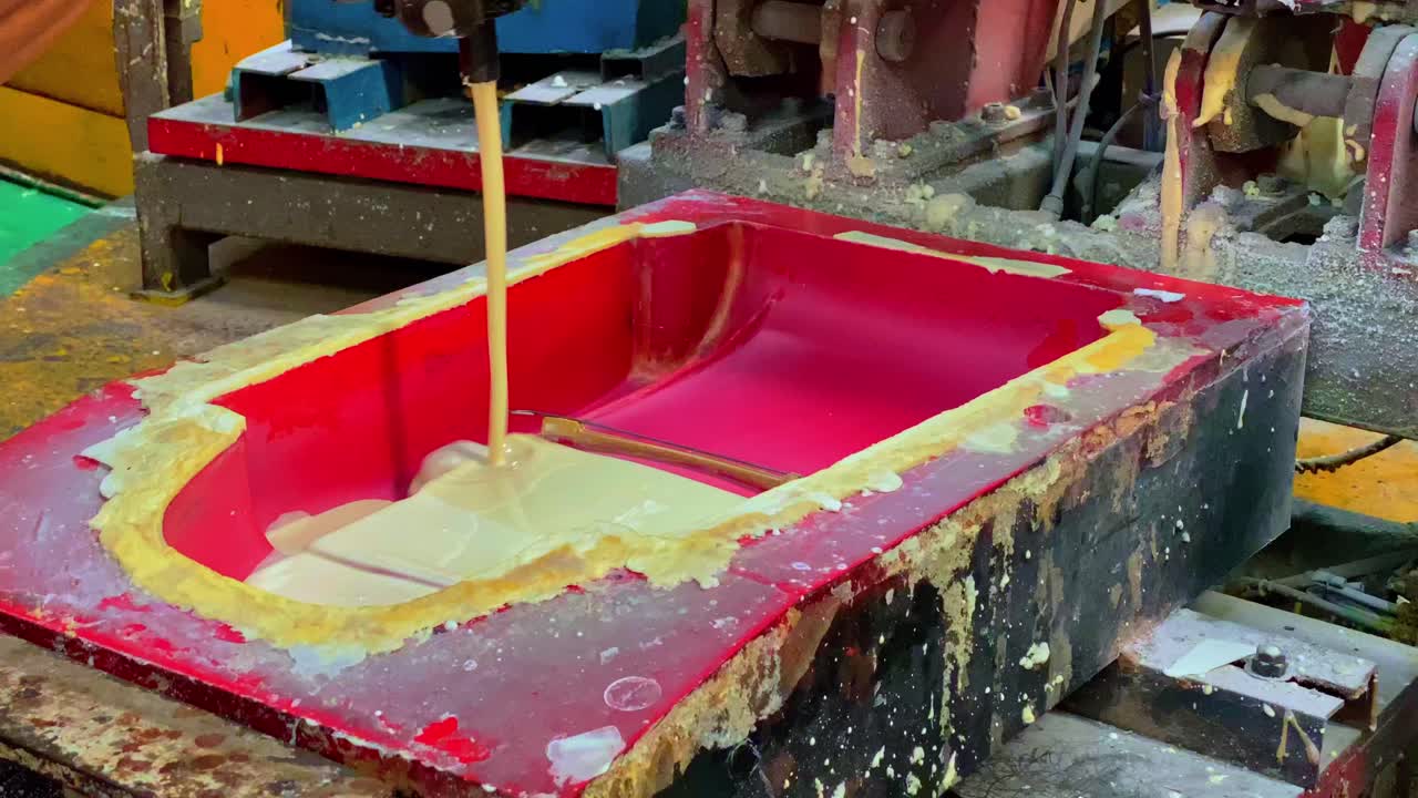 líquido químico se vierte en el molde