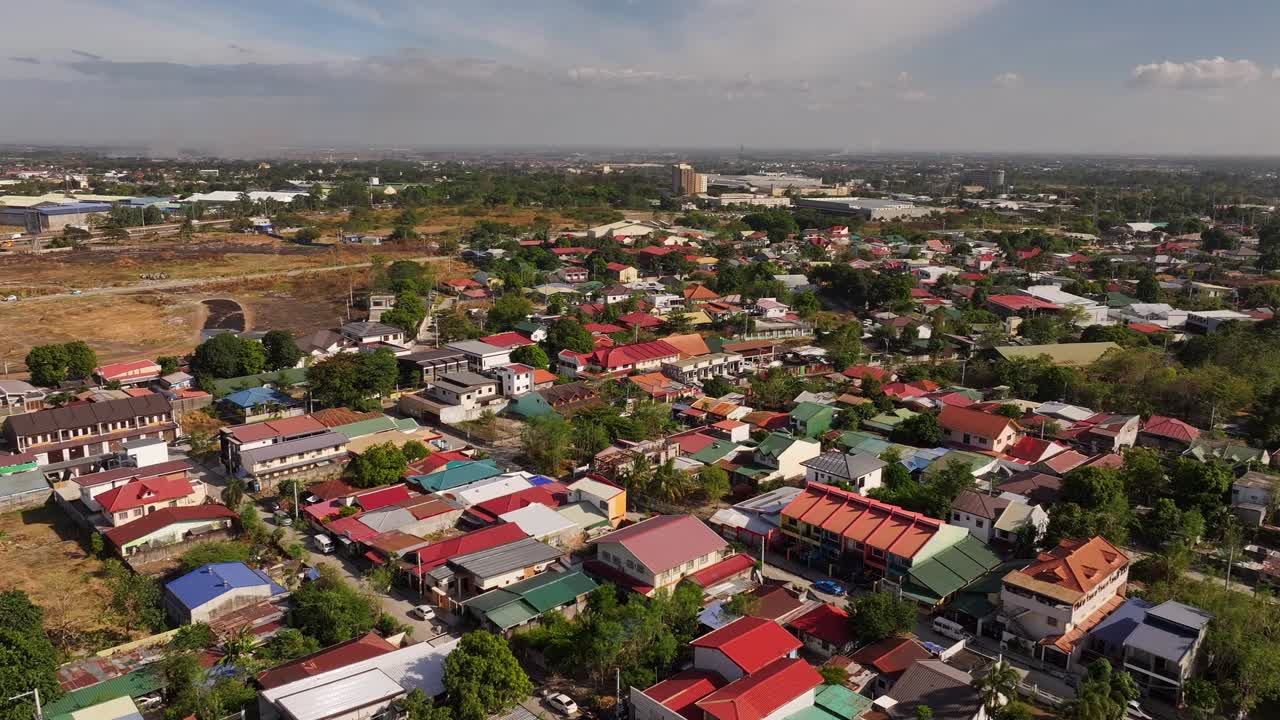 은 날 교외 동네 의 집 들 의 다채로운 지붕
