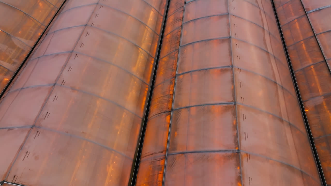 vista aérea baja sobre una ventana de invernadero cálida e iluminada en una noche de invierno