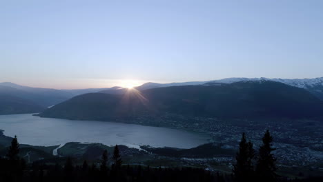 Puesta-De-Sol-Sobre-Las-Altas-Montañas-En-Un-Fiordo-En-Noruega