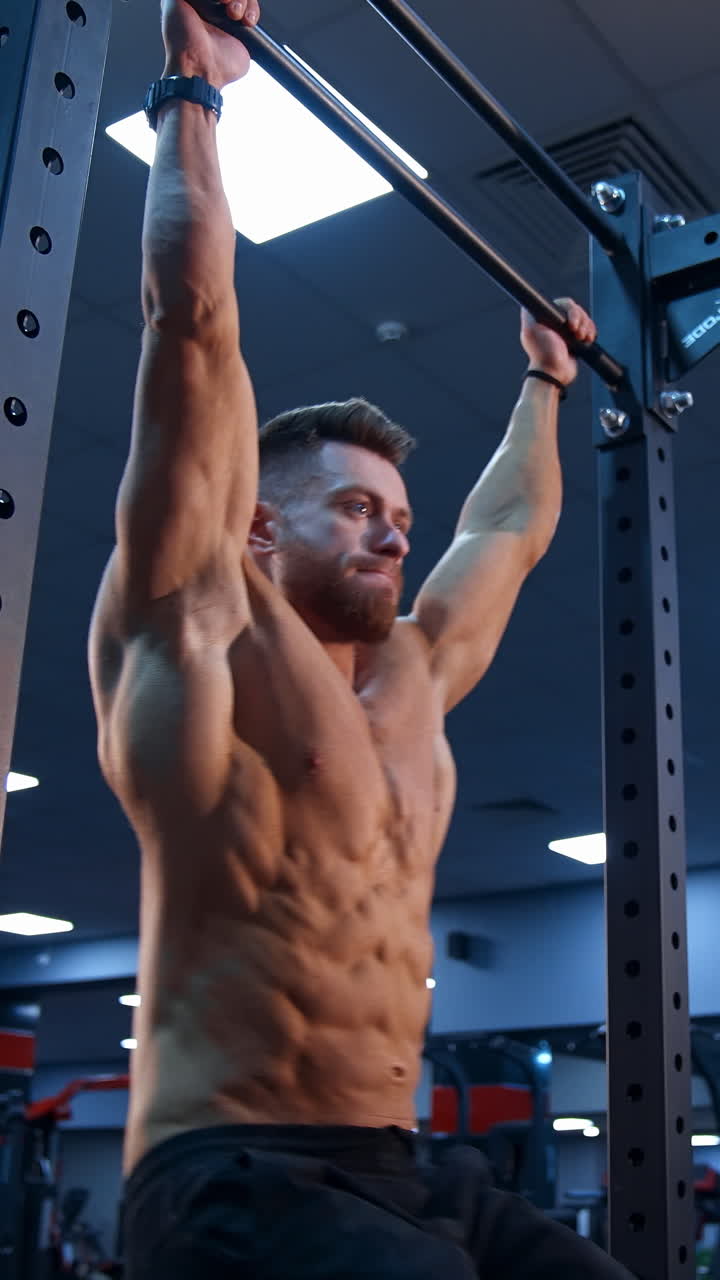 hombre realizando pull-ups en el gimnasio