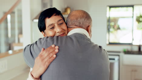 pareja de ancianos, amor y abrazo en casa