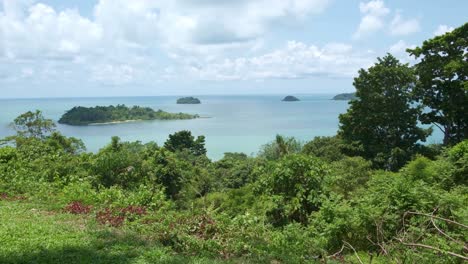 Aussichtspunkt-Auf-Der-Insel-Koh-Chang-Mit-Tropischen-Inseln-Und-üppigem-Grünen-Wald