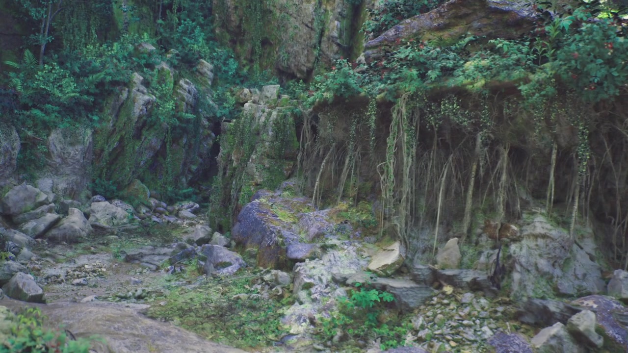 Rifugio naturale appartato con sporgenze muschiose e cascate d'acqua