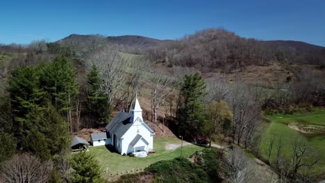 Empuje-Aéreo-Hacia-La-Iglesia-Del-Condado-De-Ashe,-Nc,-Cerca-De-La-Línea-Del-Condado-De-Watauga