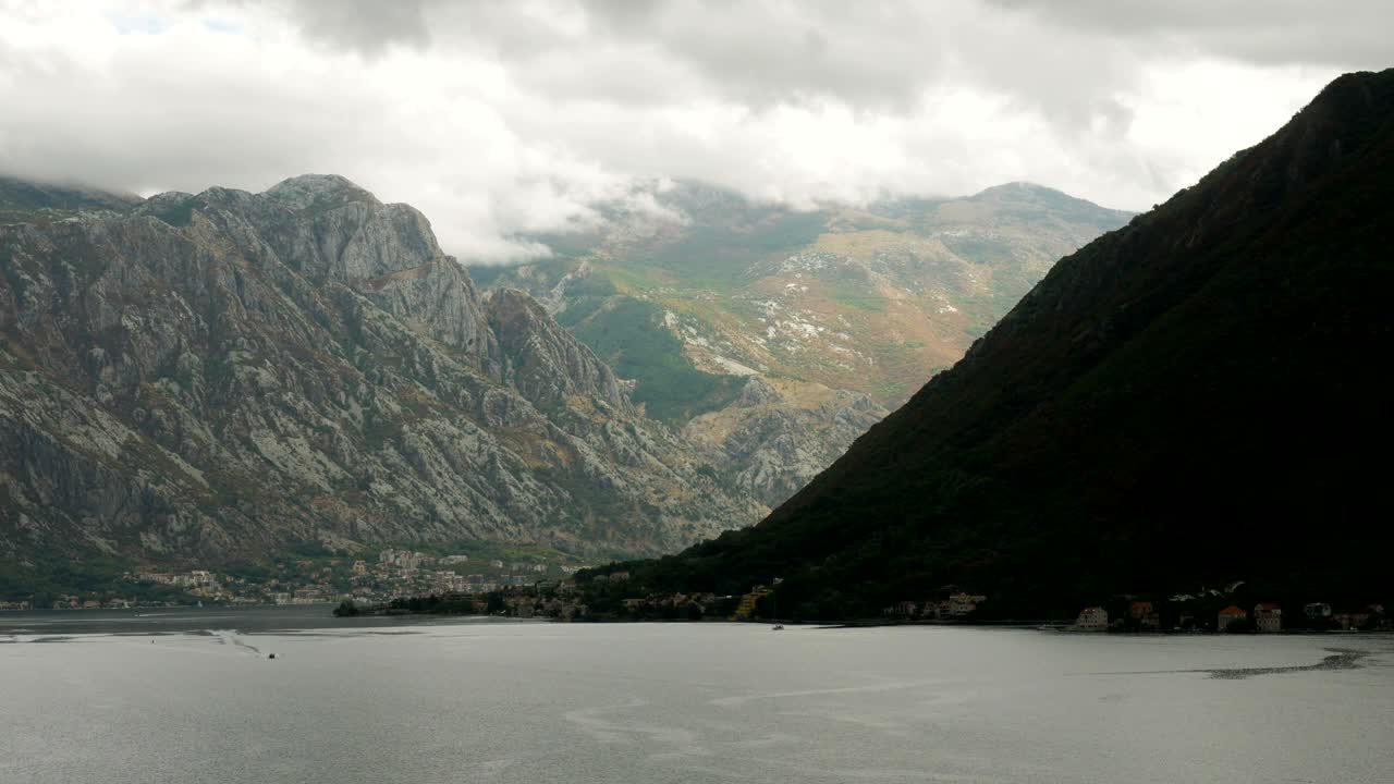 몬테네그로의 바다에 있는 만 (gore bay)