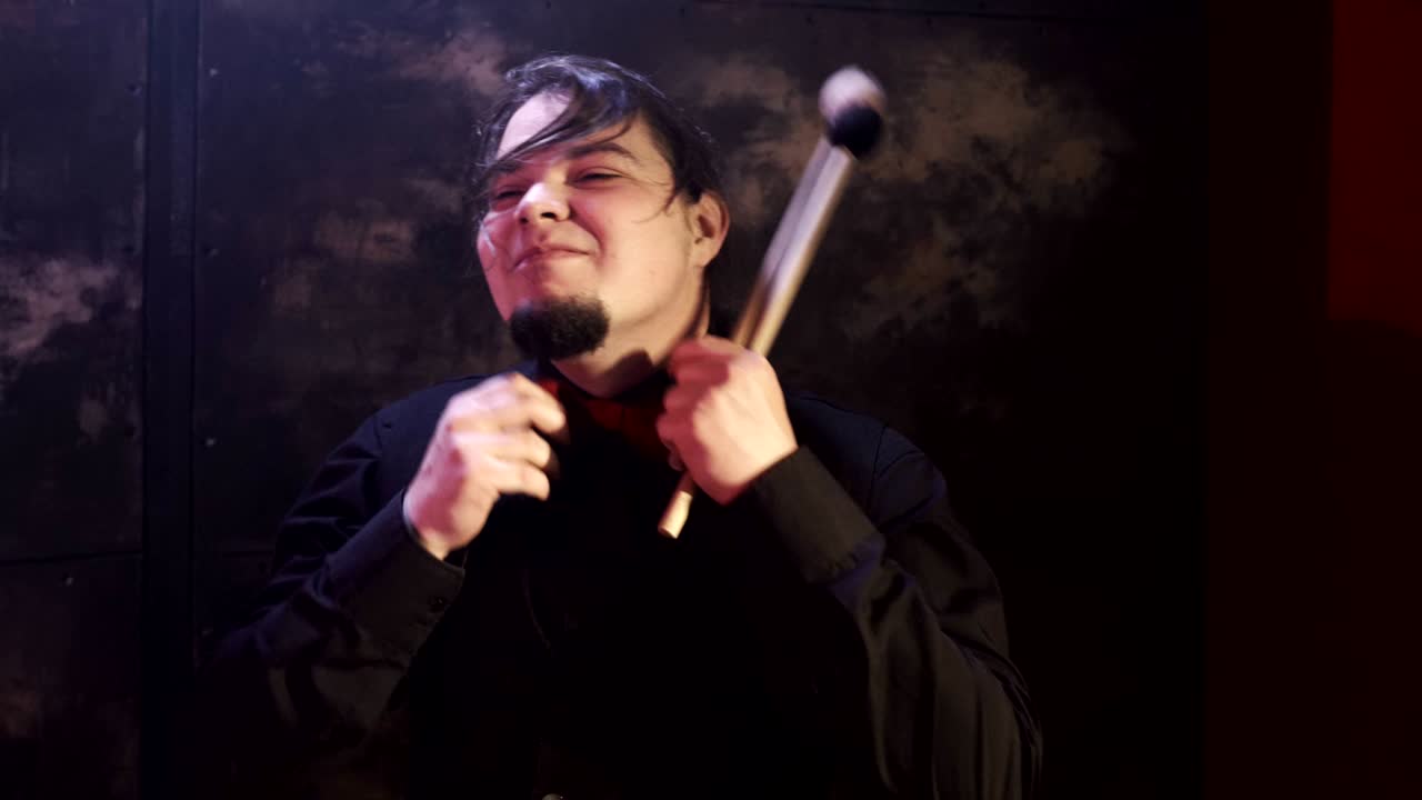 joven baterista hipster