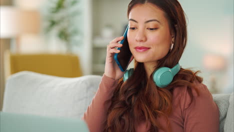 mujer independiente, llamada telefónica
