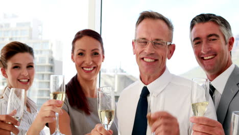 Equipo-De-Negocios-Celebrando-Con-Champagne