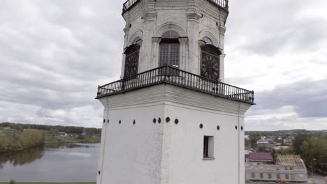 weißer historischer turm mit uhr