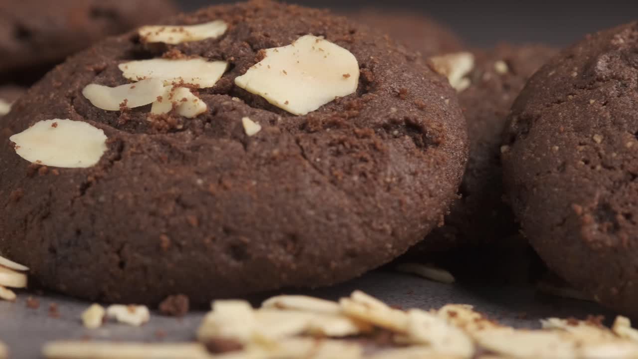 primer plano de las galletas de almendras de chocolate