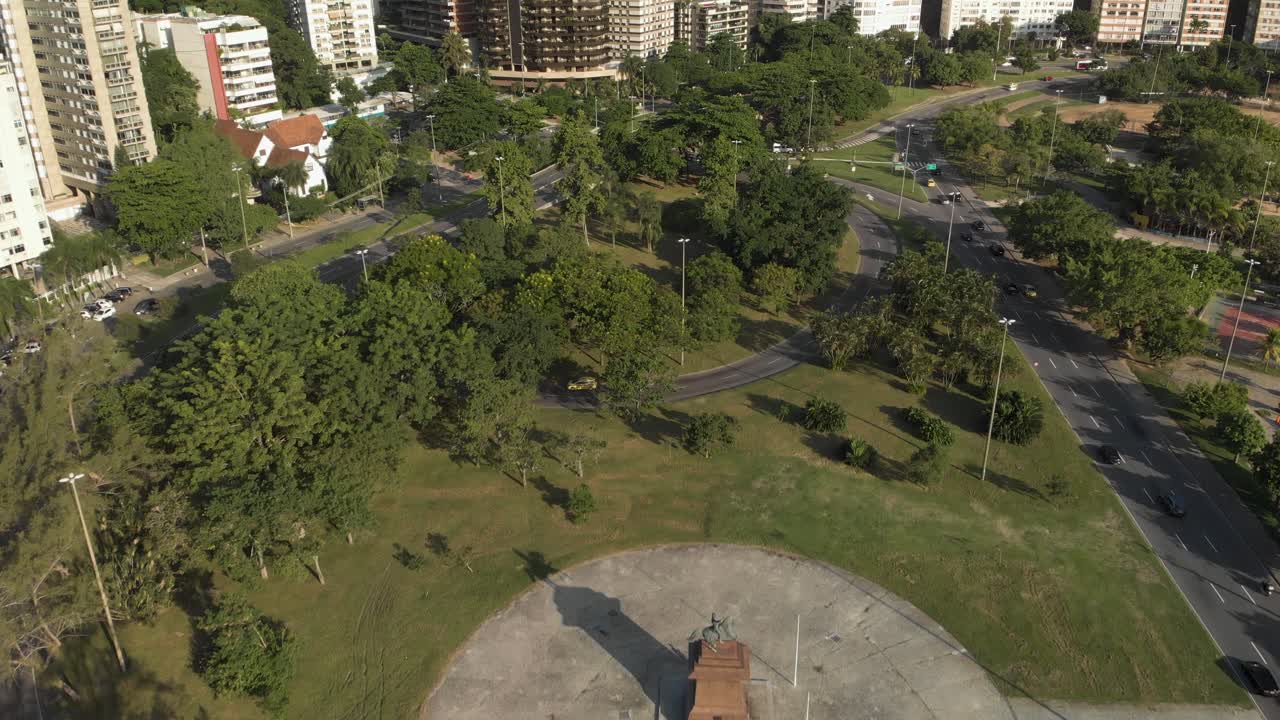 vista aérea del parque y el tránsito alrededor de la plaza del profesor arnaldo de morais en río de janeiro con el monumento al general argentino don jose de san martin