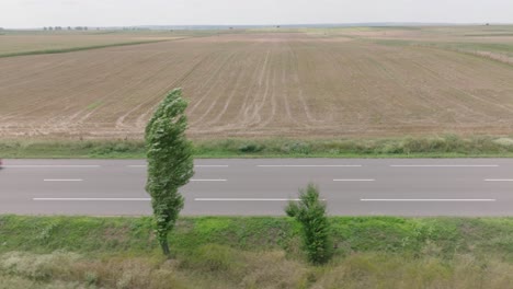 Fahrzeuge-Fahren-Auf-Der-Europastraße-85-In-Domnesti-Targ,-Rumänien