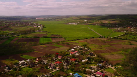 Magdacesti,-República-De-Moldavia,-Pueblo-Y-Campos-Tiro-Aéreo-Que-Supervisa-El-Horizonte