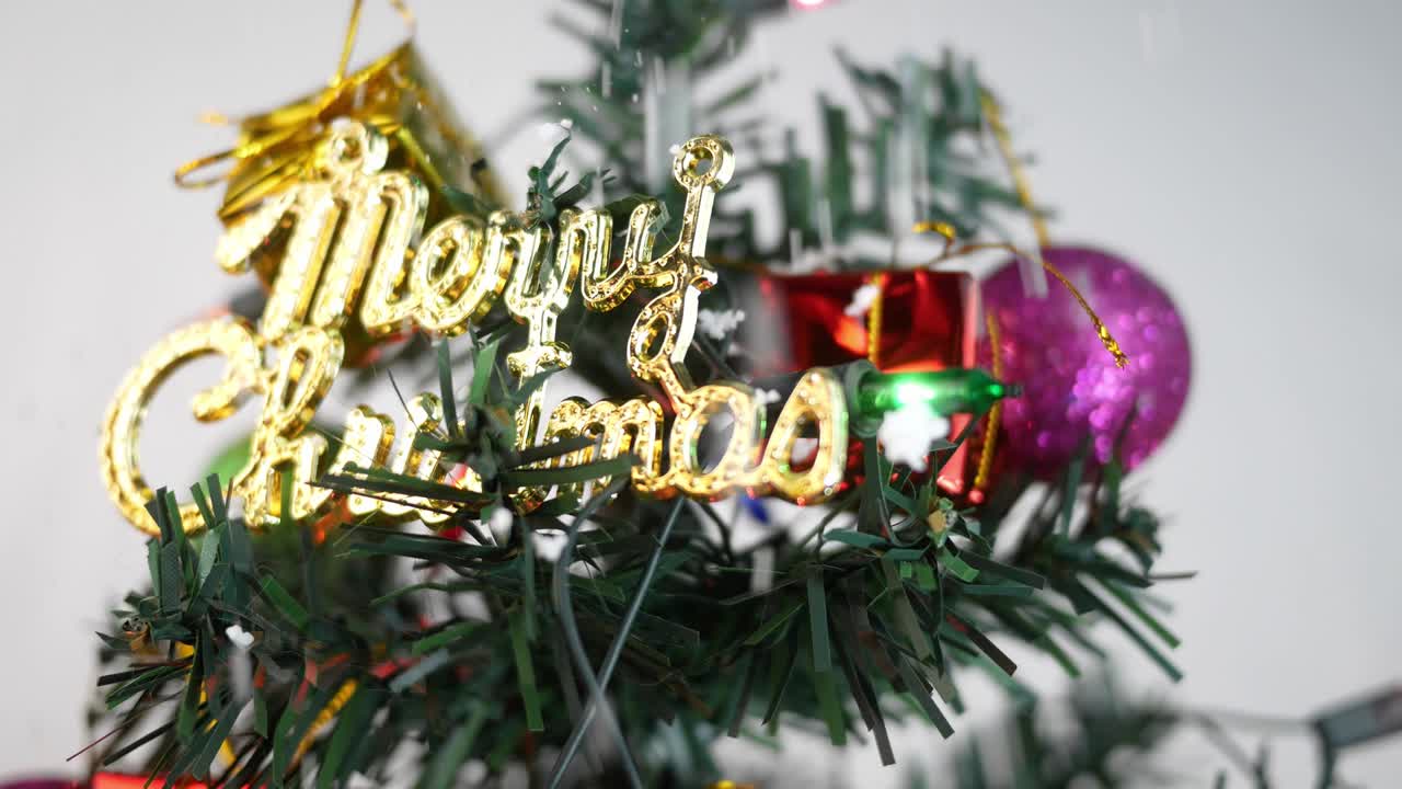paisaje de invierno con decoración de abeto de navidad con bolas de colores, pequeño regalo, luces y nieve. vacaciones de año nuevo. fondo de navidad.