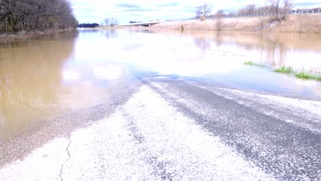 daños de inundación en el sur rural de indiana con video gimbal panorámico de izquierda a derecha de cerca bajo