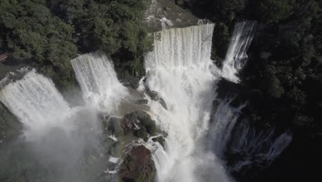 iguazú cae al amanecer - argentina - avión no tripulado