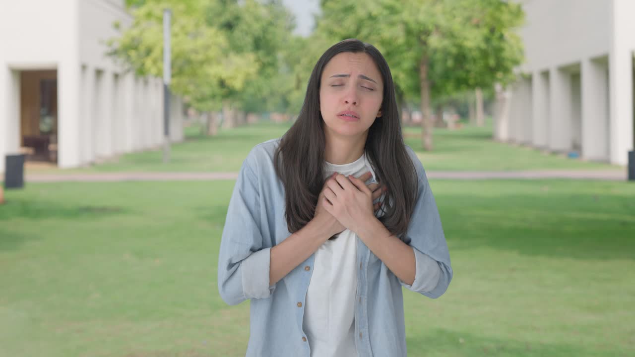 심장마비를  ⁇ 고 있는 인도 소녀