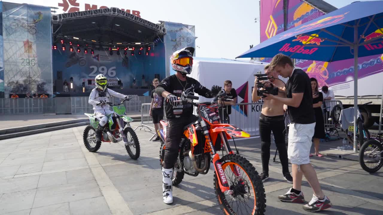 도시 행사 에서 모토크로스 쇼