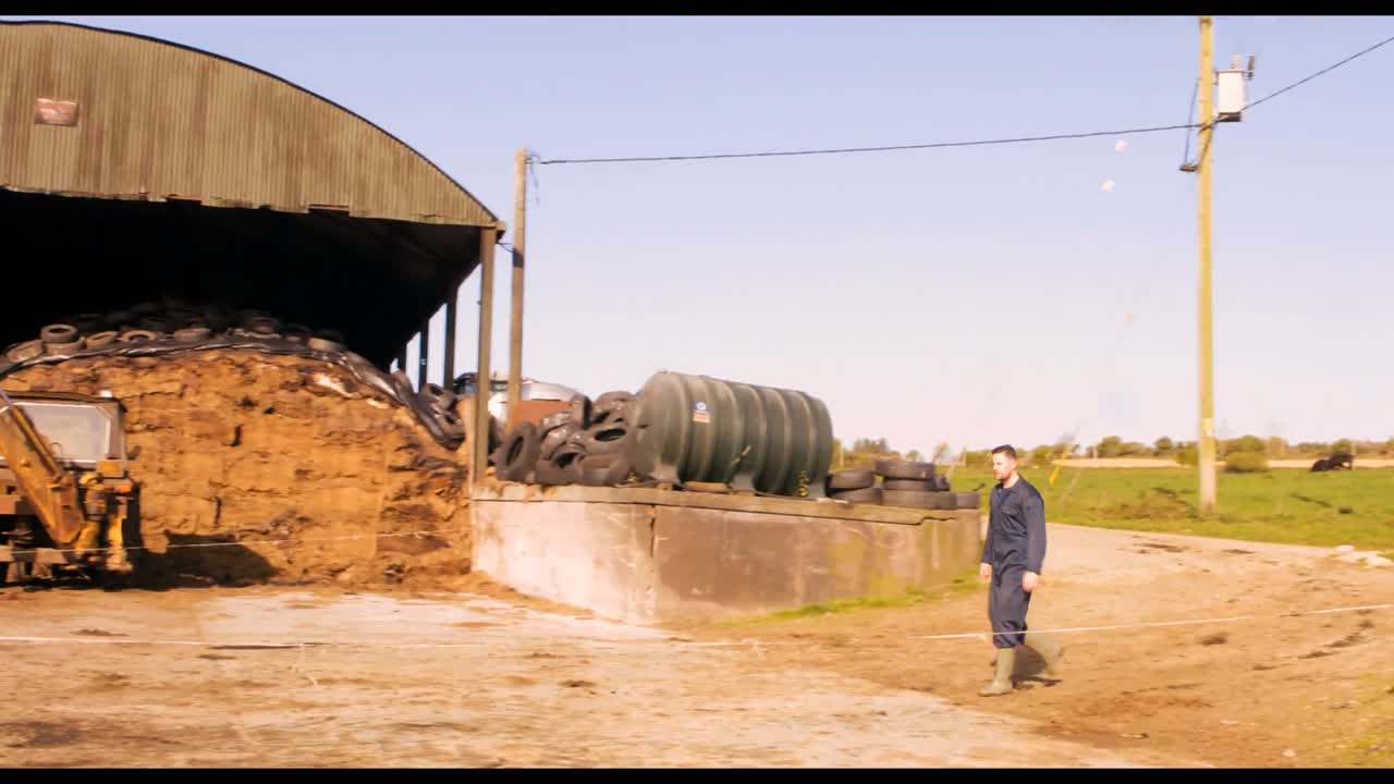 ganadero caminando hacia el granero