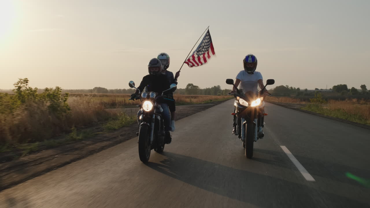 jóvenes viajan en motos 1