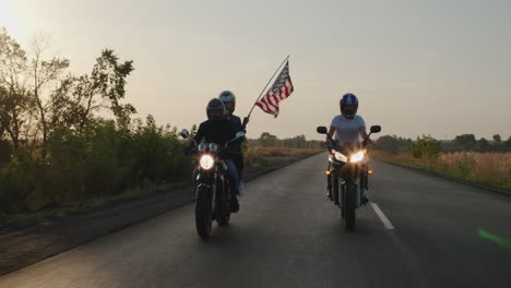 jóvenes viajan en motos 1