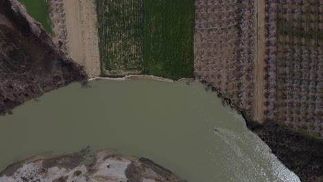 Huerto-Y-Tierras-De-Cultivo-Junto-Al-Río.