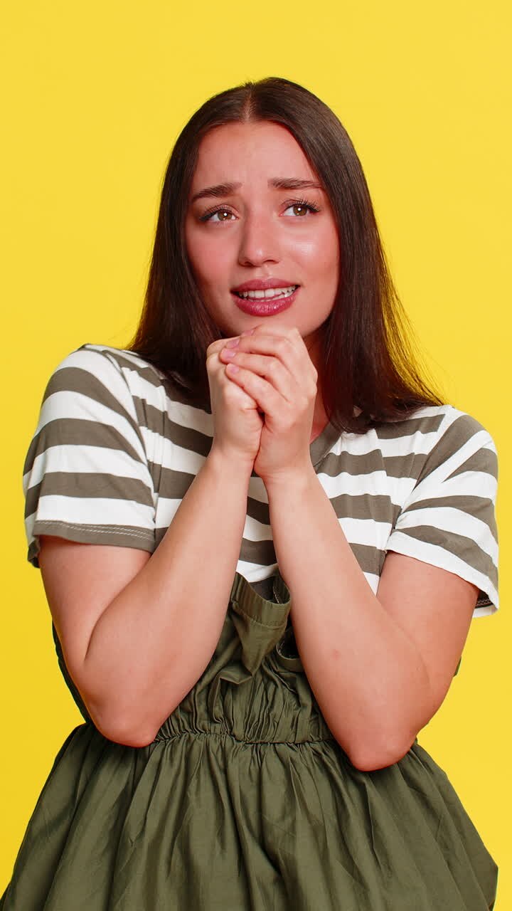 Donna che canta in un microfono immaginario con gli occhi chiusi, esprimendo emozioni e sentendosi una star della musica