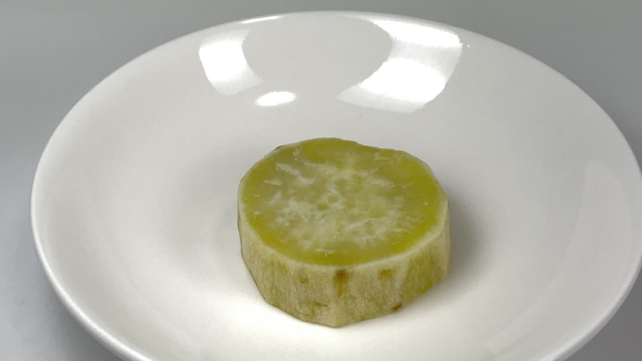 둥근 조각으로 잘라진 달한 감자