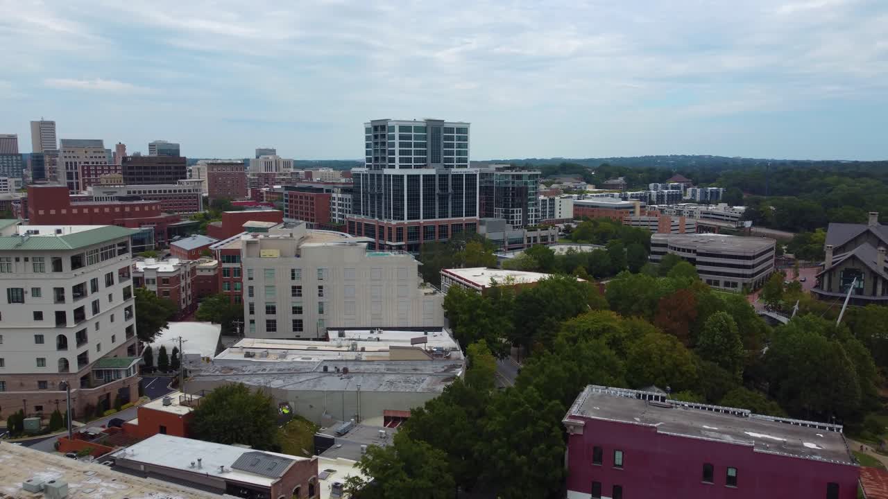 Una ripresa con drone dello skyline del centro di Greenville, Carolina del Sud nel 2022.