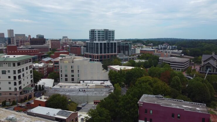 Una ripresa con drone dello skyline del centro di Greenville, Carolina del Sud nel 2022.