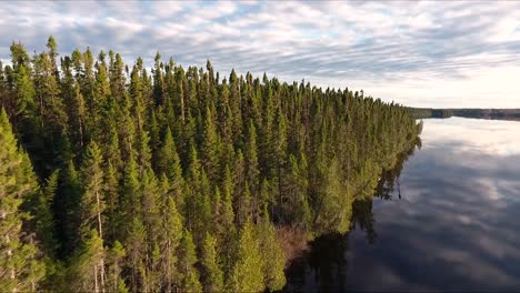 Ein-Ruhiger-See-Ohne-Wellen,-Gefilmt-Im-Norden-Von-Quebec,-Kanada