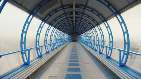 cámara volando a través de un túnel de cristal la transición entre las terminales del aeropuerto o tren st