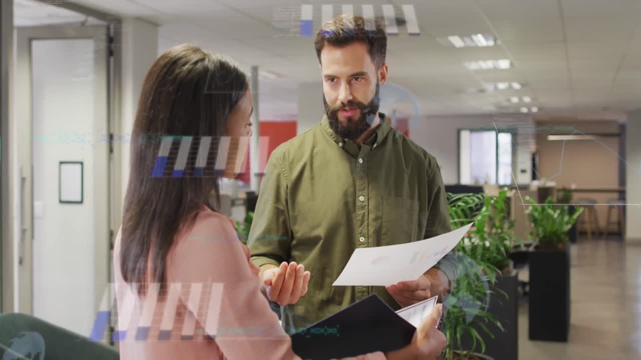 animación del procesamiento de datos financieros sobre diversas personas de negocios