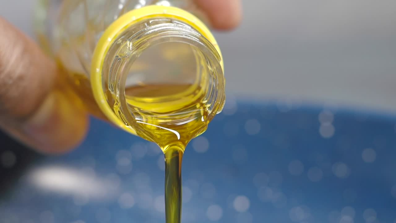 병에서 기름을 부어 넣는 것