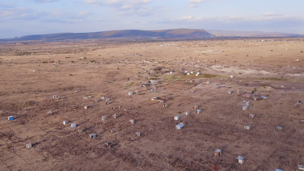 vista aérea sobre un paisaje seco con pequeñas casas de jardín donde había campos