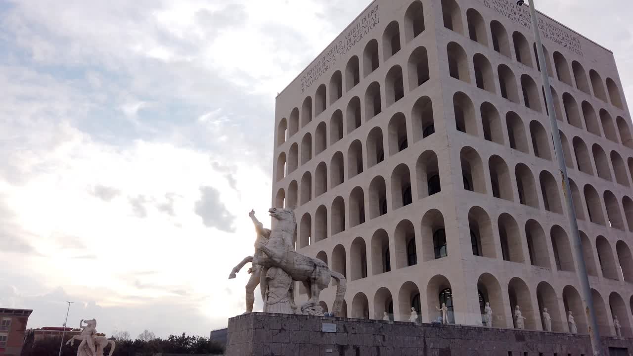 팔라초 델라 시빌타 이탈리아나(palazzo della civiltà italiana)라고 불리는 유명한 건물의 광각 전망과 광장 콜로세움이라는 별명