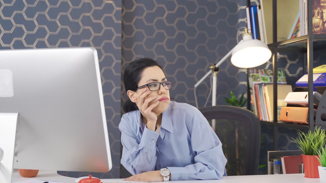 사무실에서 일하는 비즈니스 여성은 사려 깊습니다.