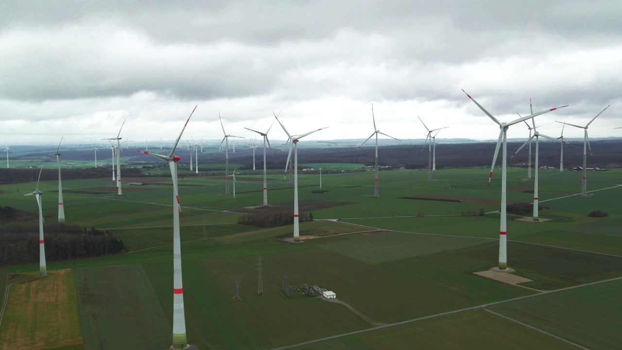 지속 가능한 미래: bad wünnenberg 근처의 풍력 발전소, paderborn은 흐린 날에 청정 에너지를 생성합니다.
