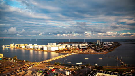 Timelapse-Del-área-Industrial-De-Copenhague-Con-Puente-Oresund-Y-Parque-Eólico