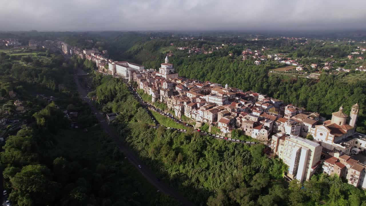 la pintoresca ciudad italiana de zagarolo en un largo acantilado con valle, establecedor de muñecas aéreas