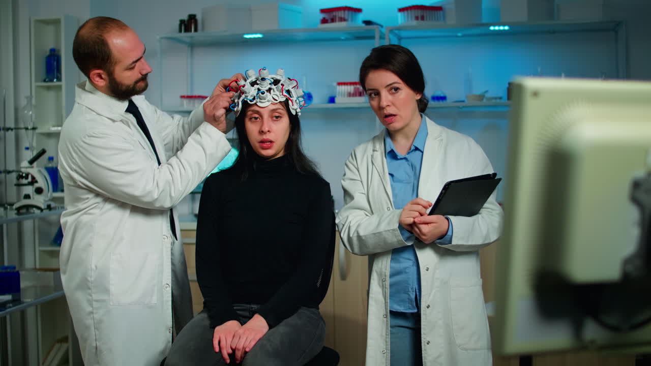 의사 는 모니터 컴퓨터 에서 토모그래피 스캔 을 설명 하고 있다